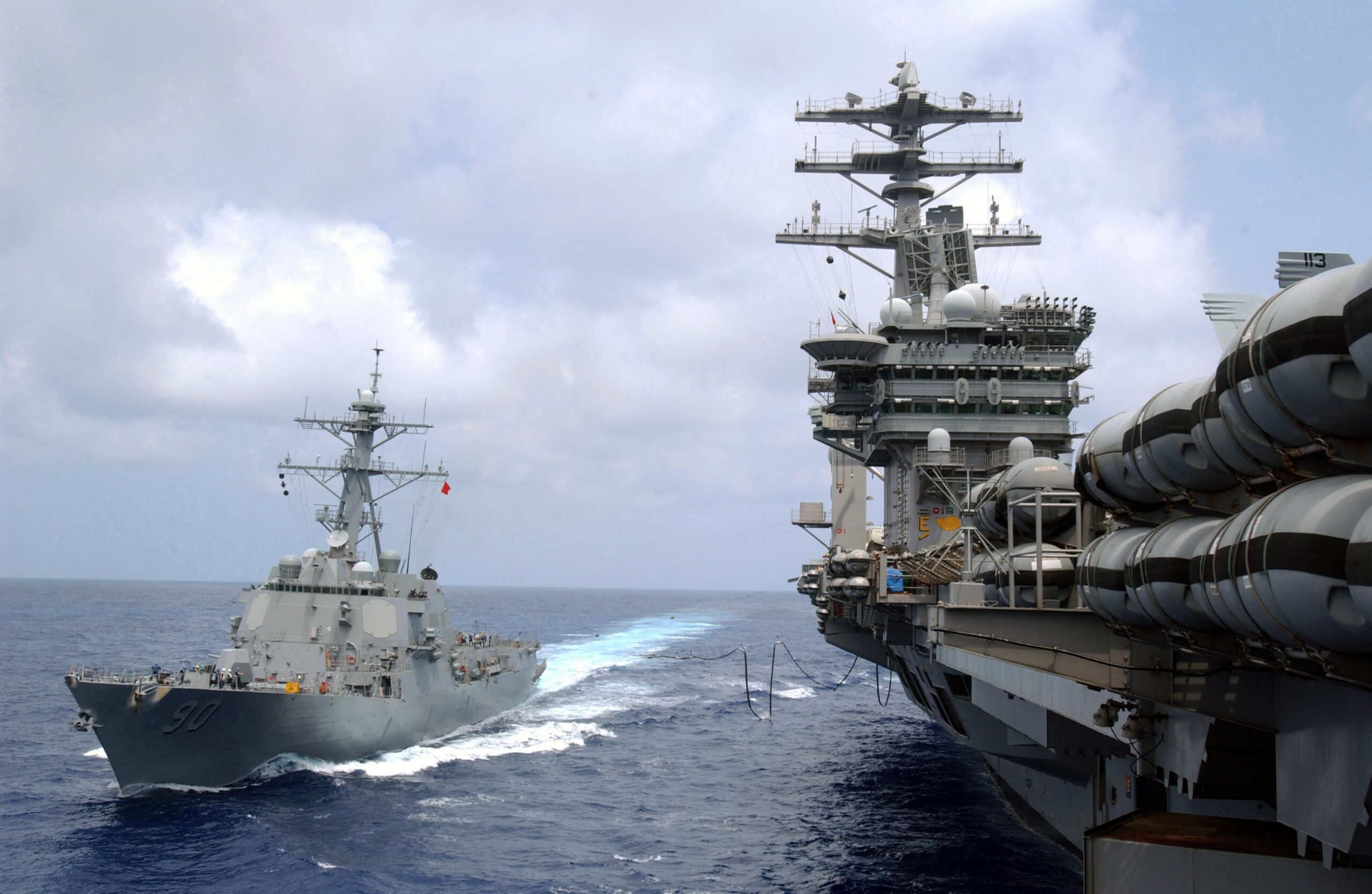 تصویر ناو هواپیمابر آمریکایی در حال سوخت‌رسانی دریایی